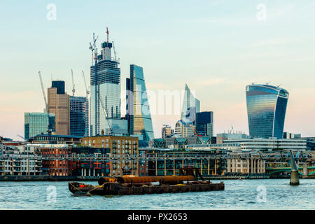 London, Großbritannien - 02 September 2018: London Themse Sonnenuntergang Stockfoto