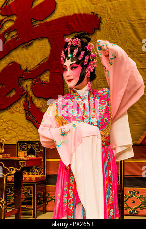 Chinesische Oper Darsteller, Ko Shan Theater, Kowloon, Hong Kong, China. Stockfoto