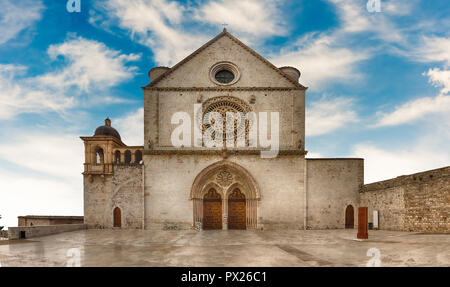 Fassade der Basilika des Heiligen Franziskus von Assisi, einer der wichtigsten Christlichen Wallfahrtsorte in Italien. Weltkulturerbe der UNESCO Stockfoto