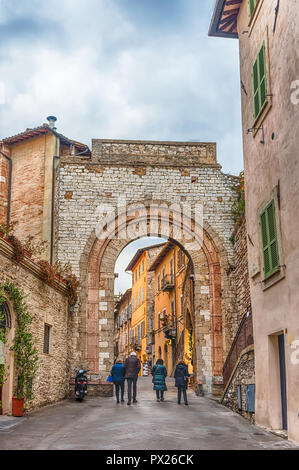 Wandern in der malerischen und alten Straßen von Assisi, eine der schönsten mittelalterlichen Städte in Italien Stockfoto