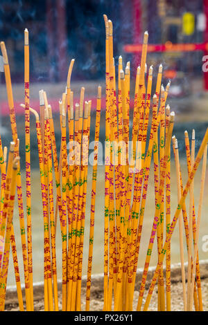 An Sik Sik Yuen Wong Tai Sin Tempel, Kowloon, Hong Kong, China Weihrauch. Stockfoto