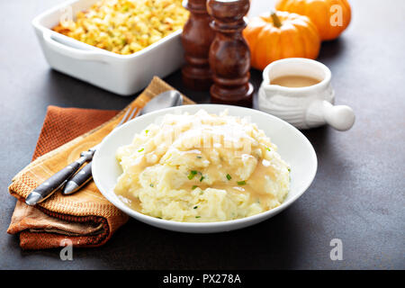 Kartoffelpüree mit Sauce, traditionelle Beilage für Thanksgiving Stockfoto
