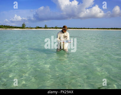 Fliegenfischen auf bonefish auf flachen Salzwasser Wohnungen in den Bahamas. Stockfoto