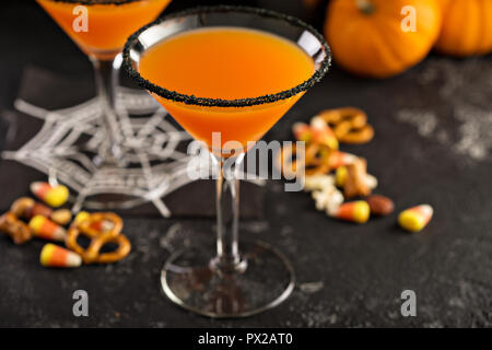 Halloween Kürbis Martini mit schwarzem Salz rim Stockfoto