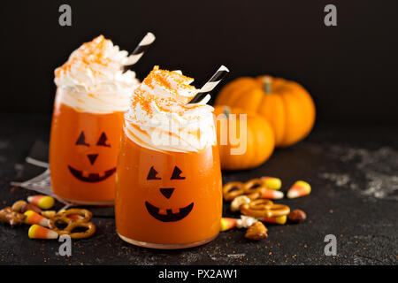 Halloween Kürbis cocktails gekrönt mit Schlagsahne Stockfoto