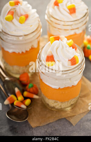 Layered süßigkeitmais Dessert in Gläsern für Halloween Stockfoto