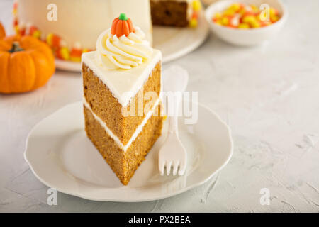 Kürbis geschichteten Kuchen mit Cream Cheese frosting mit Süßigkeiten eingerichtet Stockfoto