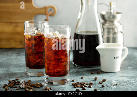 Erfrischende kalte Gebräu Eiskaffee in hohe Gläser Stockfoto