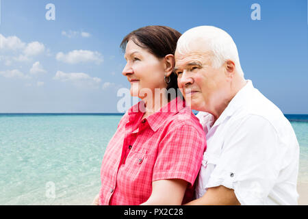 Seitenansicht eines Senior Romantisches Paar am Strand Stockfoto