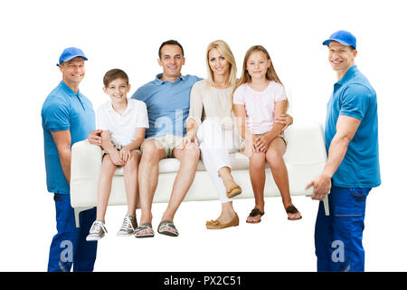 Gerne männliche Movers Sofa mit Familie auf weißem Hintergrund Stockfoto