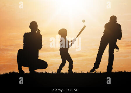 Silhouette der Familie spielen Baseball im Park bei Sonnenuntergang Stockfoto