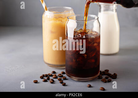 Kalte Gebräu Eiskaffee in Glas Flasche über Gießen Stockfoto