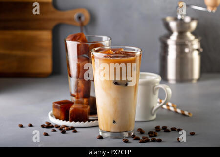 Eiskaffee in hohe Gläser mit Kaffee Eiswürfel gemacht Stockfoto