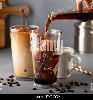 Eiskaffee in hohe Gläser mit Kaffee Eiswürfel gemacht Stockfoto