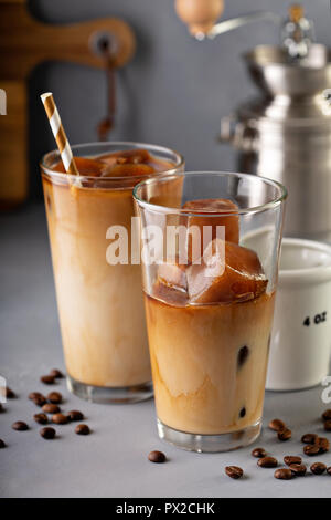 Eiskaffee in hohe Gläser mit Kaffee Eiswürfel gemacht Stockfoto