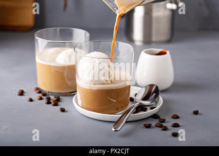 Kaffee affogato mit Vanilleeis und Espresso Stockfoto