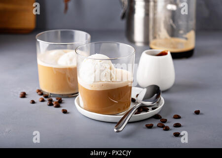 Kaffee affogato mit Vanilleeis und Espresso Stockfoto