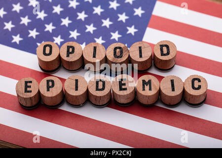 Ansicht der Opioid Epidemie Text auf Holz Kork über amerikanische Flagge Stockfoto