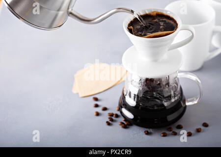 Gießen Sie über Kaffee gemacht wird mit einem Wasserkocher und Glas Karaffe mit heißem Wasser gegossen wird, Stockfoto