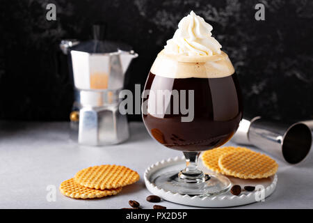 Irish Coffee in einem Cocktail Glas mit Schlagsahne Stockfoto