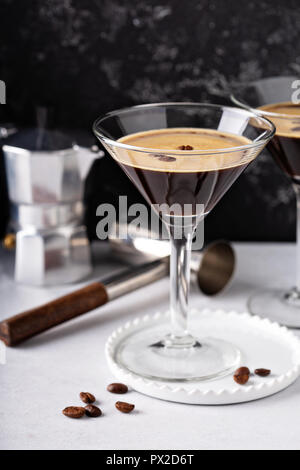 Espresso Martini in zwei Gläser, Kaffee cocktail Konzept Stockfoto