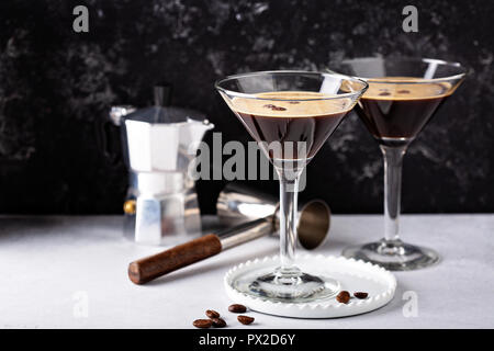 Espresso Martini in zwei Gläser, Kaffee cocktail Konzept Stockfoto