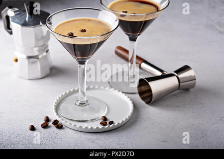 Espresso Martini in zwei Gläser, Kaffee cocktail Konzept Stockfoto