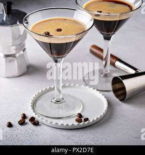 Espresso Martini in zwei Gläser, Kaffee cocktail Konzept Stockfoto