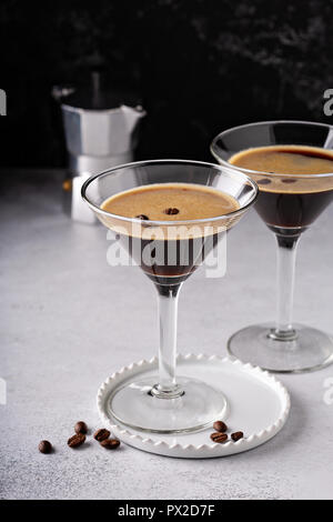 Espresso Martini in zwei Gläser, Kaffee cocktail Konzept Stockfoto