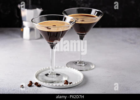 Espresso Martini in zwei Gläser, Kaffee cocktail Konzept Stockfoto