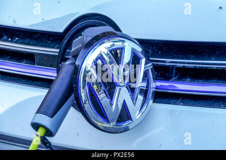 VW Auto Aufladegerät Elektro Auto, Versorgung eingesteckt VW Elektro Stockfoto