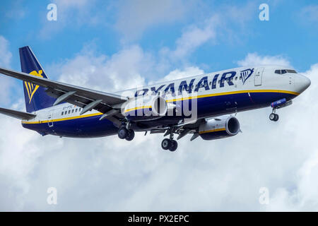 Ryanair Flugzeug Landung, nähert sich dem Flughafen Palma de Mallorca Spanien Stockfoto