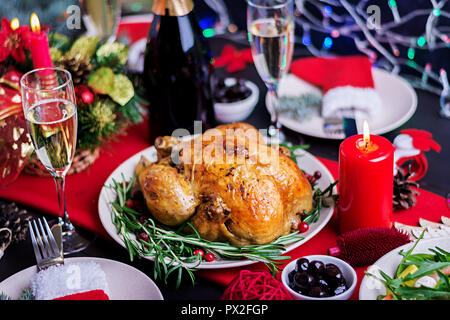 Gebackene Türkei. Weihnachtsessen. Die Relation wird mit einer Türkei, mit hellen Lametta und Kerzen serviert. Fried Chicken, Tisch. Familie d Stockfoto