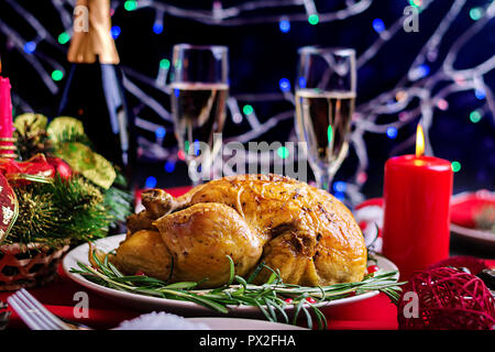 Gebackene Türkei. Weihnachtsessen. Die Relation wird mit einer Türkei, mit hellen Lametta und Kerzen serviert. Fried Chicken, Tisch. Familie d Stockfoto