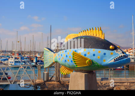 Spaß und bunten Fischen Skulptur in Corralejo marina, Corralejo, Fuerteventura, Kanarische Inseln, Spanien Stockfoto