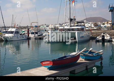 Katamaran und andere Boote im Hafen von Corralejo, Fuerteventura, Kanarische Inseln, Spanien Stockfoto