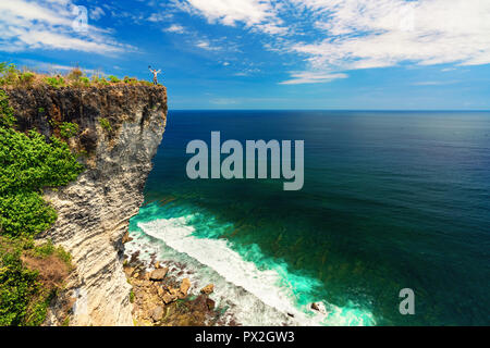 Azure Strand mit Rocky Mountains und klare Wasser des Indischen Ozeans am sonnigen Tag / ein Blick von einer Klippe in Bali Indonesien / Bali, Indonesien Stockfoto