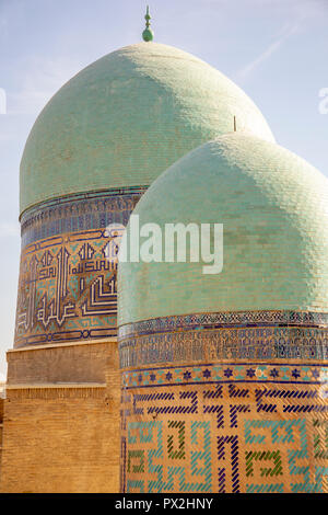 Blaue Kuppeln und buntes Mosaik Fliesen an der Grabkunst komplexe Shah-i-Zinda Ensemble in Samarkand, Usbekistan. Stockfoto