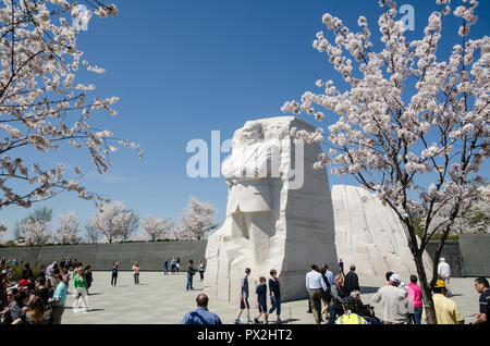 WASHINGTON, DC - 10. APRIL 2014: Touristen Massen rund um den Martin Luther King Jr. Memorial während Cherry Blossom Festival versammeln sich Respekt zu bezahlen und Stockfoto