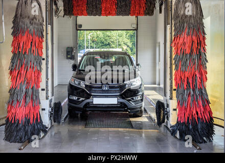 Danzig, Polen - 18. September 2018: Honda CRV unter waschen. Automatischer Pinsel Autowaschanlage. Stockfoto