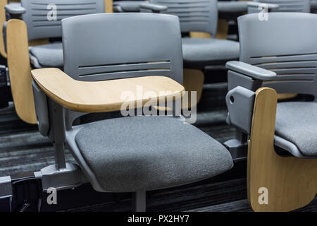 Verstellbaren Schreibtisch Sitz in leeren Auditorium Stockfoto