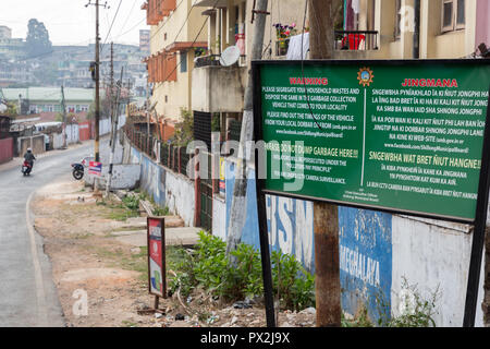 Kein Müll dumping Zeichen in zwei Sprachen, Shillong, Meghalaya, Indien Stockfoto