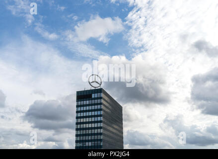 Berlin, Deutschland - 30. September 2018: Blick auf die Oberseite des Europa-centers kommerzielle Gebäude mit einer riesigen Mercedes-Benz Logo ganz oben Spinning Stockfoto