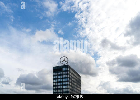 Berlin, Deutschland - 30. September 2018: Blick auf die Oberseite des Europa-centers kommerzielle Gebäude mit einer riesigen Mercedes-Benz Logo ganz oben Spinning Stockfoto