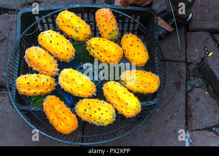 Gehörnte Melone, Cucumis metuliferus zum Verkauf in Fenghuang alten Towm, Hunan, China. Stockfoto