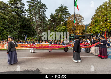 VITTORIO VENETO, Italien - 23 SEPTEMBER 2018: historische Reenactment mit verkleidet als neunzehnten Jahrhunderts Frauen der Republik Venedig Stockfoto