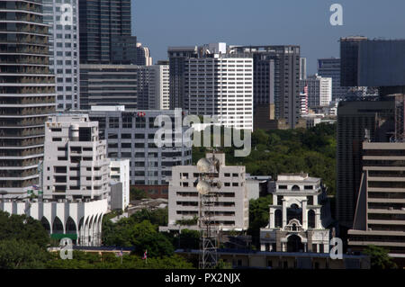 Skyline von Bangkok aus der 18. Etage des Hotel in Sathorn Bereich genommen Stockfoto