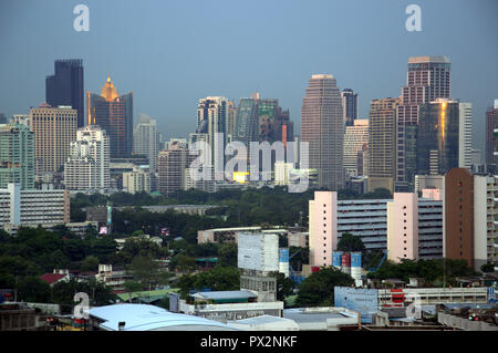 Skyline von Bangkok aus der 18. Etage des Hotel in Sathorn Bereich genommen Stockfoto