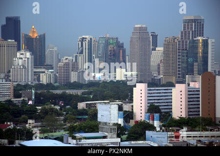 Skyline von Bangkok aus der 18. Etage des Hotel in Sathorn Bereich genommen Stockfoto