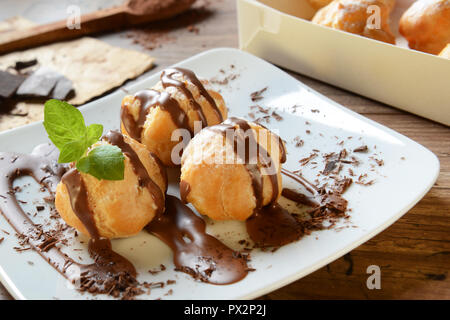 Profiteroles - italienische Dessert Hexe Schokoladensauce Stockfoto